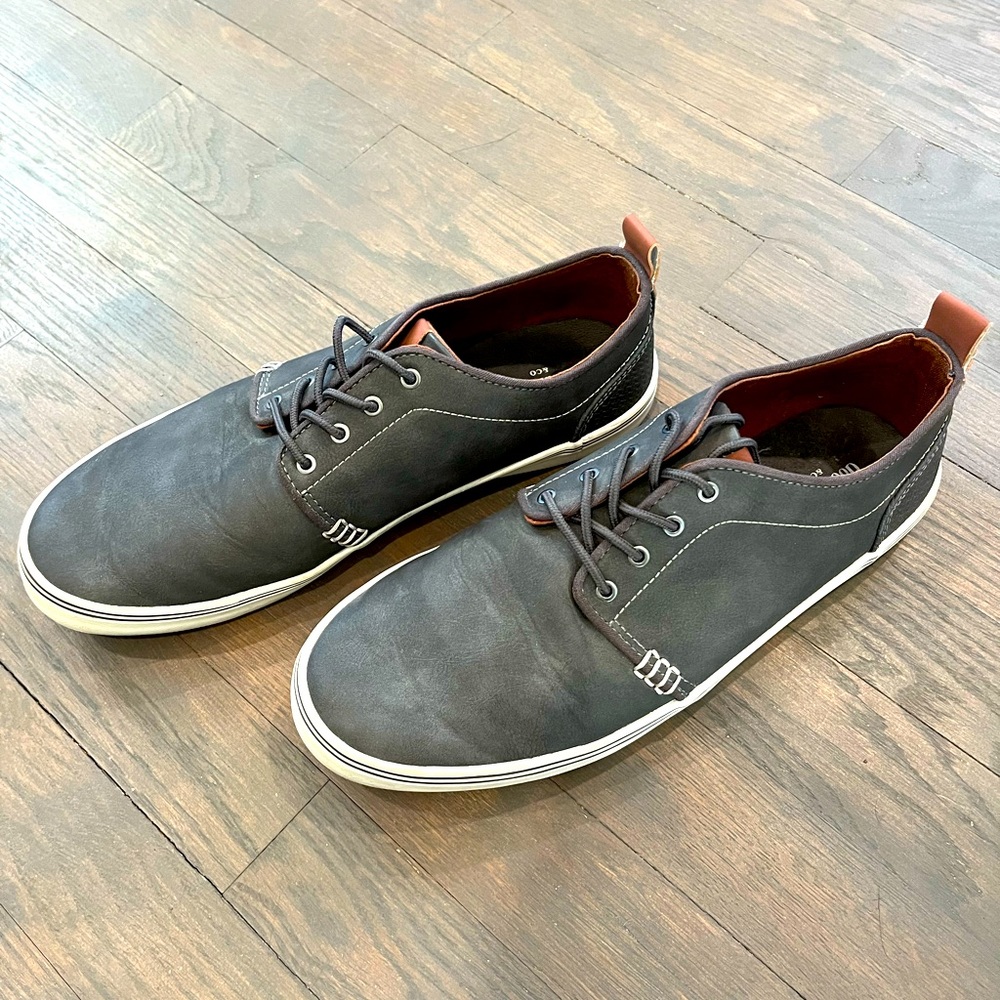 Men’s ‘Brady’ shoe in grey. Size 9.5.